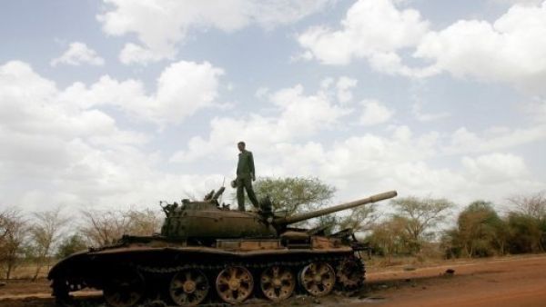 جندي سوداني يقف على دبابة دمرت في المعارك في هجليج 
 جندي سوداني يقف على دبابة دمرت في المعارك في هجليج