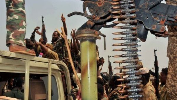 جنود سودانيون يحتفلون على متن آلية عسكرية في هجليج الثلاثاء 
 جنود سودانيون يحتفلون على متن آلية عسكرية في هجليج الثلاثاء