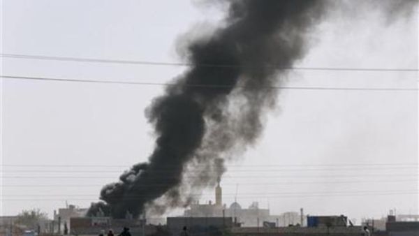 سكان رأس العين يفرون بينما تتصاعد أعمدة الدخان جراء قصف طائرات الجيش السوري للبلدة الواقعة على الحدود مع تركيا
