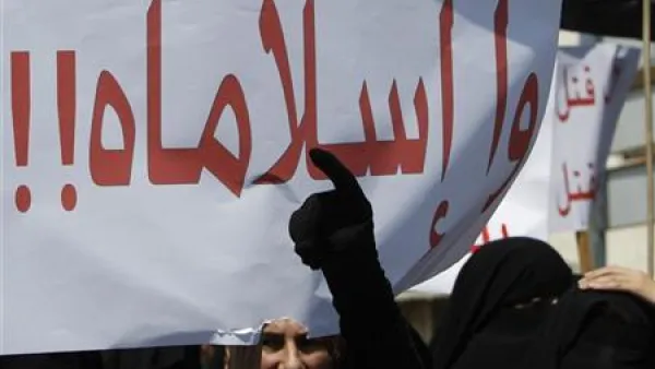 لبنانيات ينتمين للجماعة الاسلامية السنية يرفعن لافتات ويرددن هتافات ضد الرئيس السوري بشار الاسد 
