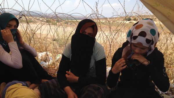 Syrian women living along the border in Turkey (Photo: beta.syriadeeply.org)