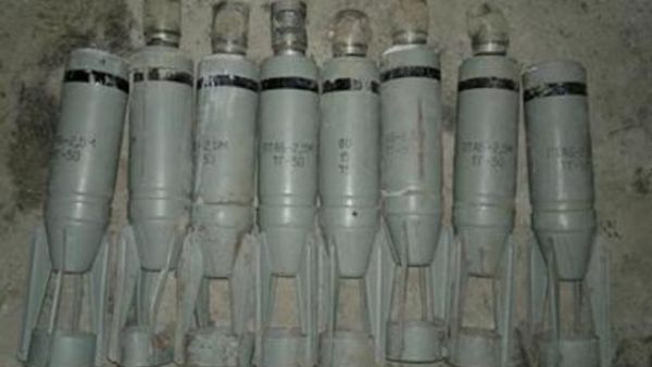 قنابل عنقودية يقول نشطاء إن سلاح الجو السوري أطلقها قرب حلب