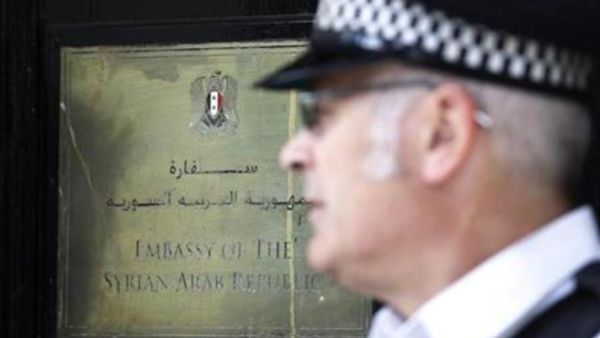 رجل شرطة بريطاني يقف أمام السفارة السورية في لندن
