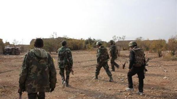 قوات موالية للرئيس السوري بشار الاسد بالقرب من الطريق الرئيسي الذي يربط بين حلب والرقة
