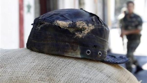 قبعة جندي سوري محترقة عقب انفجار قنبلة في موقع عسكري قرب فندق يقيم فيه مراقبو الأمم المتحدة في دمشق 
