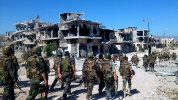 جنود من القوات النظامية في مدينة القصير بعد استعادتها من المعارضة