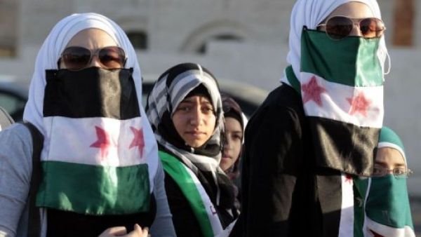 سوريات يتظاهرن ضد النظام السوري في الاردن