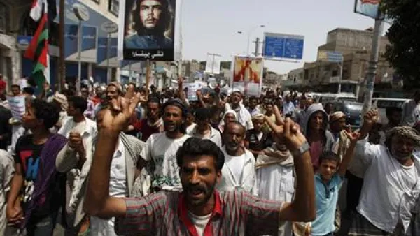 محتجون يطالبون بالإطاحة بالرئيس صالح خلال مسيرة في تعز
