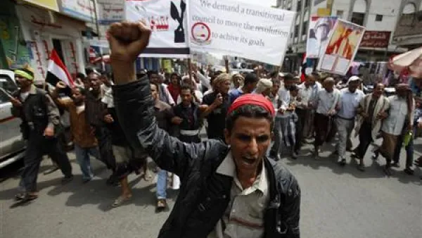 محتجون مناهضون للحكومة يتظاهرون في تعز بجنوب البلاد
