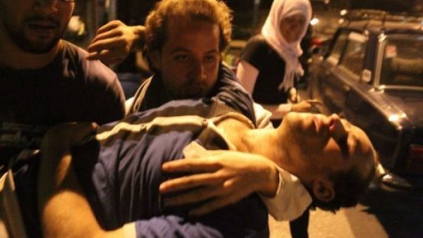 متظاهرون يحملون جريحا اصيب في المواجهات في ميدان التحرير ليل الثلاثاء/الاربعاء  متظاهرون يحملون جريحا اصيب في المواجهات في ميدان التحرير ليل الثلاثاء/الاربعاء