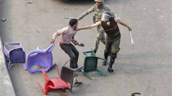 جنديان مصريان يعتديان بالضرب على محتج في ميدان التحرير
