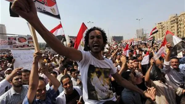 محتجون خلال مظاهرة في ميدان التحرير 
