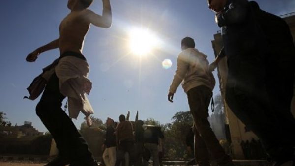 مواحهات بين متظاهرين وعناصر من الشرطة في ميدان التحرير في القاهرة
