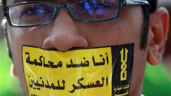 محتج مناهض لمحاكمة المدنيين عسكريا خلال مظاهرة في ميدان التحرير