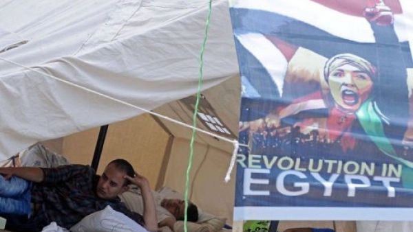 احد المعتصمين داخل خيمة في ميدان التحرير