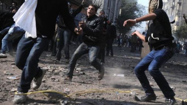 متظاهرون مصريون يرشقون رجال الامن بالحجارة في ميدان التحرير