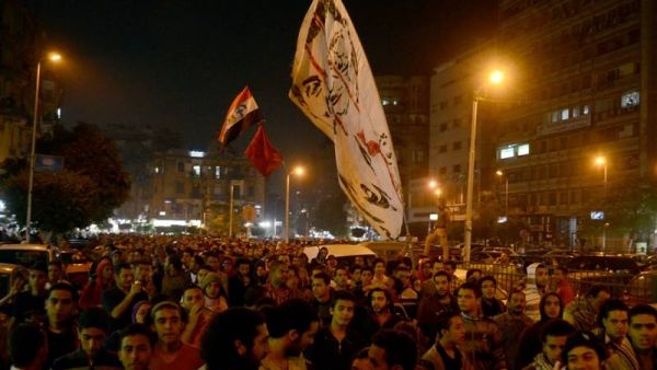 اشتباكات بين أنصار السيسي ومحتجين في ميدان التحرير