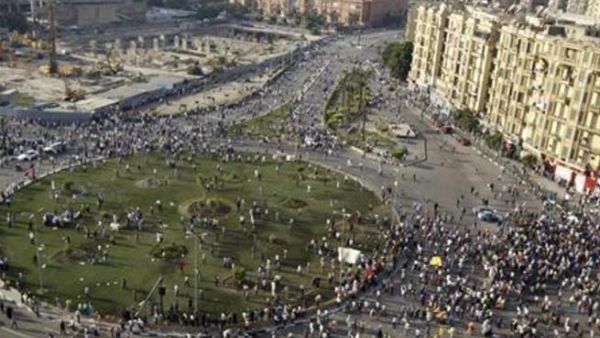 متظاهرون في ميدان التحرير
