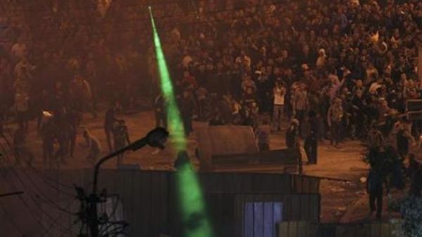 المتظاهرون ضد الرئيس المصري محمد مرسي يقذفون الحجارة ويوجهون شعاعا من الليزر على المؤيدين له اثناء الاشتباكات امام قصر الاتحادية
