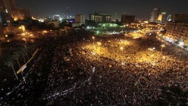 متظاهرون يحتشدون بميدان التحرير بوسط القاهرة يوم الاحد. 
