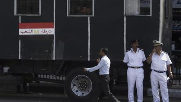 شرطيان بجوار مركبة بميدان التحرير في القاهرة
