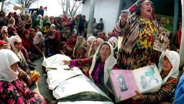 صورة ارشيف لنساء طاجيكستانيين يبكين جنديا قتل في اشتباك بين الجنود وقوات المعارضة