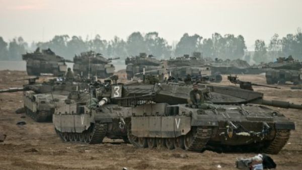 دبابات اسرائيلية متمركزة عند الحدود مع قطاع غزة في 2012
