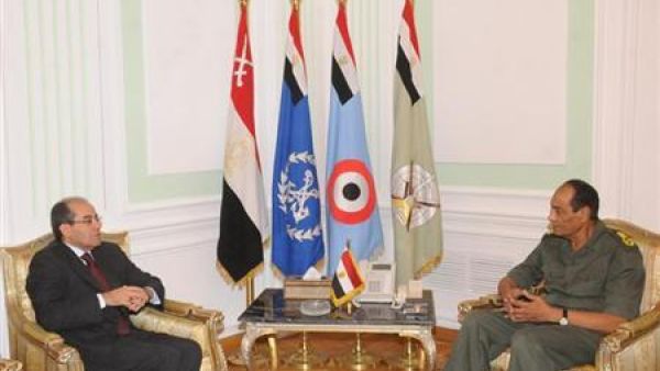 المشير محمد حسين طنطاوي رئيس المجلس العسكري الحاكم في مصر حاليا (الى اليمين) أثناء استقباله القيادي في المجلس الوطني الانتقالي الليبي محمود جبريل في القاهر
