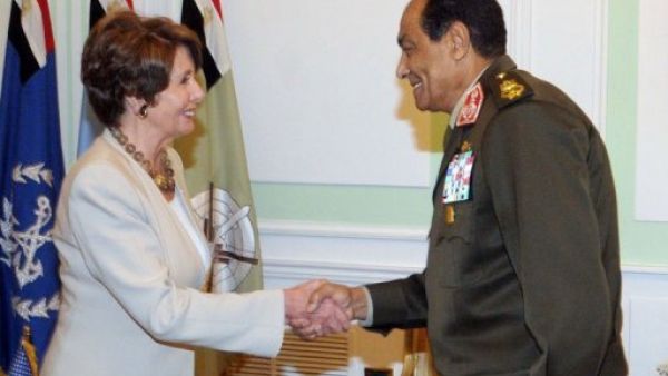 بيلوسي تصافح المشير طنطاوي