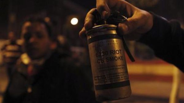 متظاهر ضد الرئيس محمد مرسي يحمل قنبلة غاز مسيل للدموع فارغة اثناء الاشتباكات مع شرطة مكافحة الشغب امام مديرية امن بورسعيد يوم الاثنين