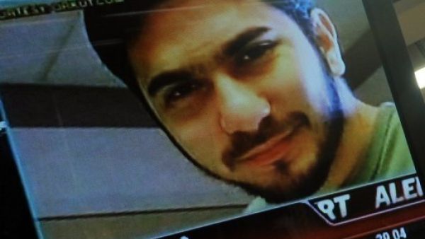 صورة للباكستاني-الاميركي فيصل شهزاد المتهم في محاولة الاعتداء في تايمز سكوير، على شاشة عملاقة

