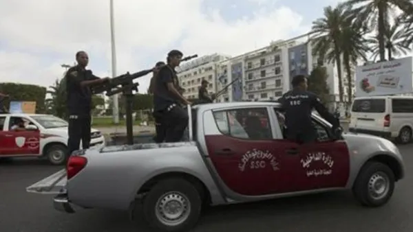 عناصر تابعة لمجلس الأمن الليبي الأعلى تقوم بدورية في شوارع طرابلس