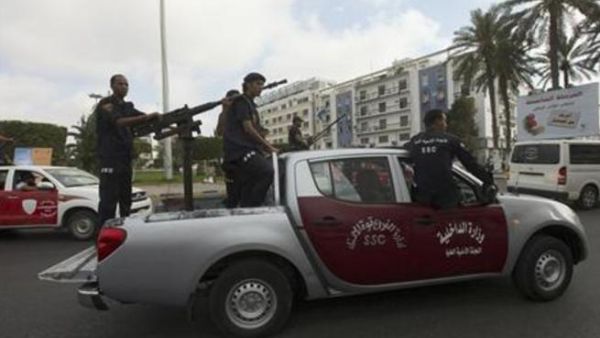 عناصر تابعة لمجلس الأمن الليبي الأعلى تقوم بدورية في شوارع طرابلس