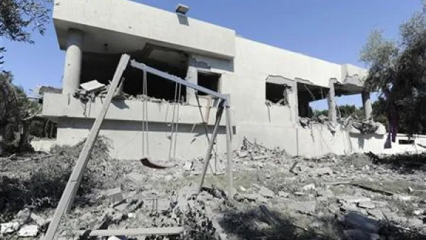  صورة التقطت تحت اشراف حكومي) ارجوحة امام ما وصفه سكان محليون بانه منزل عبدالله السنوسي في طرابلس 
