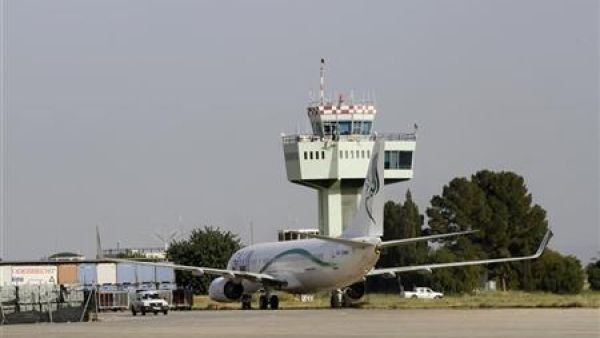 طائرة في مطار طرابلس الدولي
 طائرة في مطار طرابلس الدولي