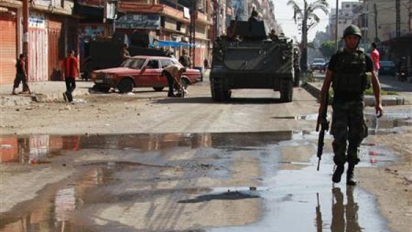 جندي لبناني اثناء دورية أمنية بمدينة طرابلس