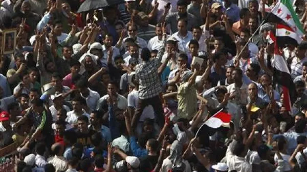 متظاهرون في ميدان التحرير بوسط القاهرة يوم الثلاثاء
