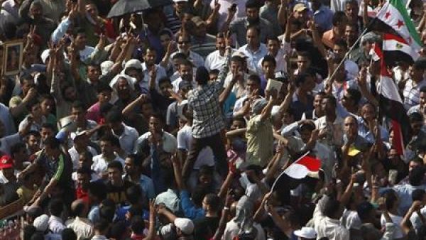 متظاهرون في ميدان التحرير بوسط القاهرة يوم الثلاثاء
