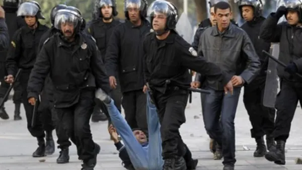 ارشيف/ شرطيون يقتادون متظاهرا في تونس