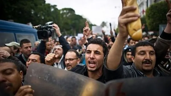 تونسيون يتظاهرون ضد الحكومة الجديدة