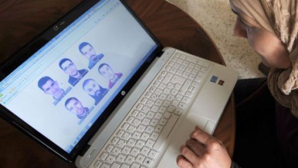 تونسية تطالع صورا منشورة على الانتترنت للمشتبهين في اغتيال بلعيد