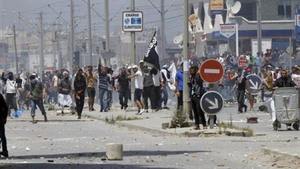 مؤيدو جماعة انصار الشريعة خلال اشتباكات مع الشرطة في تونس العاصمة
