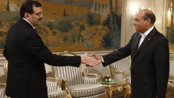 الرئيس التونسي المنصف المرزوقي يصافح رئيس الوزراء المستقيل علي العريض (الى اليسار)
