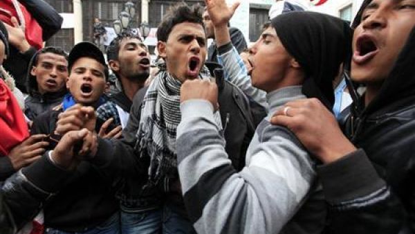 متظاهرون يرددون شعارات مناهضة امام مكتب رئيس الوزراء التونسي