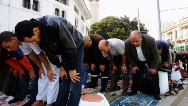 مصلون في تونس
