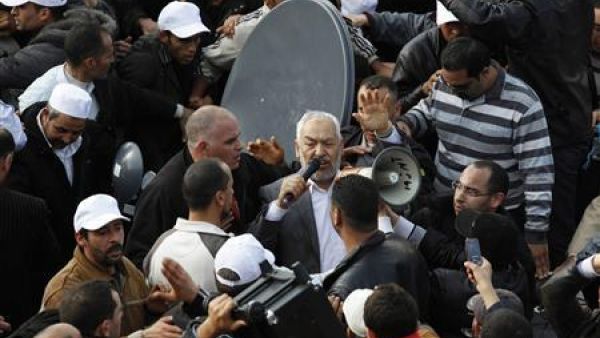 الغنوشي يتحدث الى انصاره بعد عودته الى تونس