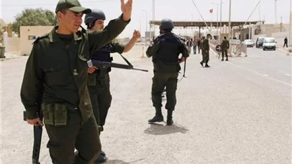 جنود تونسيون عند المنطقة الحدودية مع ليبيا
