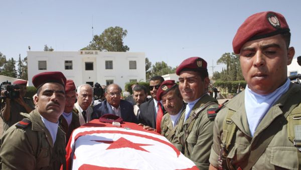 ارشيف/ الرئيس التونسي منصف المرزوقي يشارك في تشييع واحد من عدة جنود قتلوا في كمين قرب الحدود مع الجزائر اواخر الشهر الماضي
