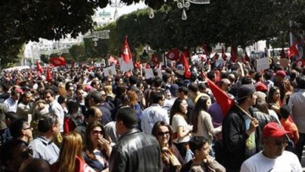 محتجون في مظاهرة مناهضة للاسلاميين في تونس 
