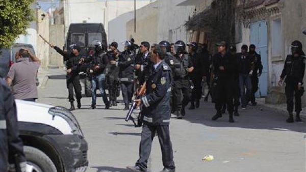 الشرطة تتصدى لمحتجين في تونس
